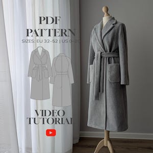 Può includere: Un cappotto lungo grigio chiaro con revers a dente, maniche lunghe, cintura da annodare in vita e due grandi tasche applicate. L'immagine include il testo PDF PATTERN, SIZES: EU 32-52 | US 0-20, VIDEO TUTORIAL e un disegno tecnico del capo.