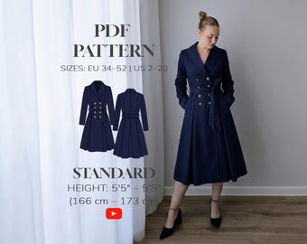 Op de afbeelding: Een PDF-patroon voor een marineblauwe dubbelrijige jas met een brede kraag, lange mouwen en een strikceintuur. De tekst luidt PDF PATTERN, SIZES: EU 34-52 | US 2-20, STANDARD, HEIGHT: 166 cm - 173 cm. Inclusief een technische voor- en achterillustratie.