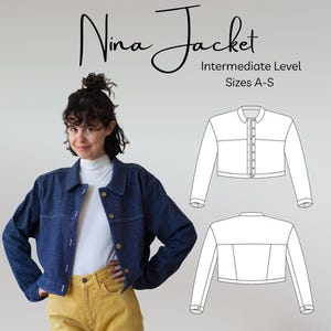 Puede incluir: Una chaqueta corta a cuadros azules y blancos con una camisa de cuello alto blanca y pantalones amarillos. La imagen también muestra un dibujo de línea de la chaqueta en vista frontal y posterior. El texto "Nina Jacket" y "Nivel intermedio Tallas A-S" se muestra encima de la imagen.