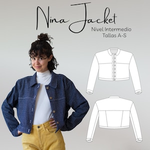 Puede incluir: Una chaqueta corta a cuadros azules y blancos con una camisa de cuello alto blanca y pantalones amarillos. La imagen también incluye un dibujo de línea de la chaqueta en vista frontal y posterior. El texto "Nina Jacket" está escrito en cursiva negra en la parte superior de la imagen. El texto "Nivel Intermedio Tallas A-S" está escrito en negro debajo del dibujo de la chaqueta.