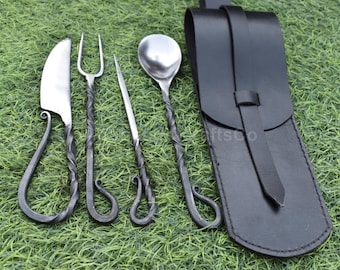 Handgefertigtes Mittelalter-Besteck mit Einband aus schwarzem Leder
