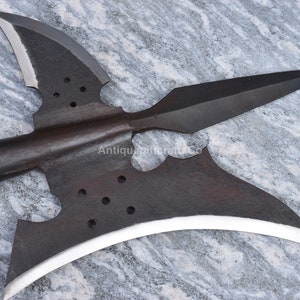 Alabarda medievale forgiata a mano del XVIII secolo con lama da un lato e punta curva dall'altro. Senza impugnatura in legno.