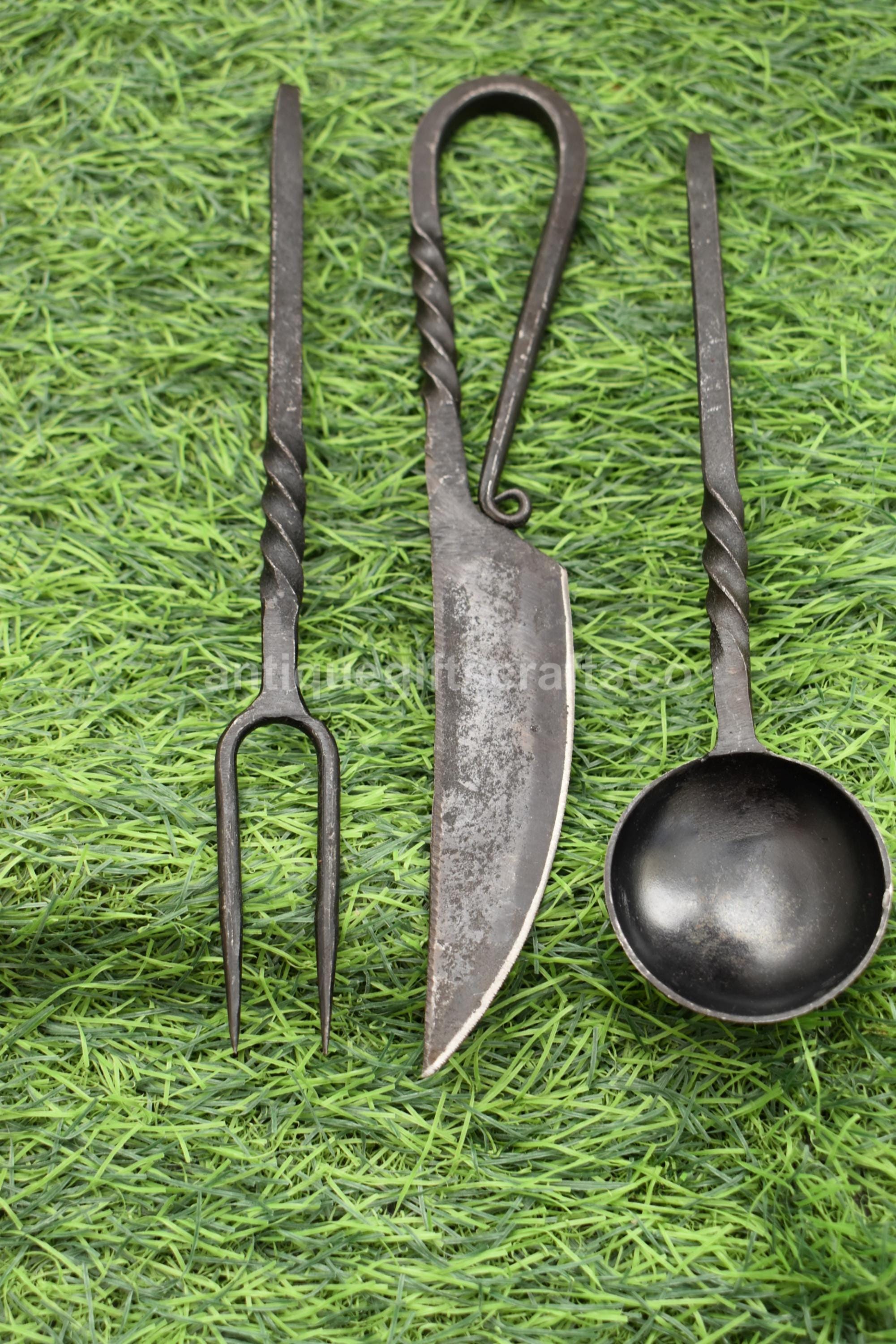 Ustensiles de salle à manger de style médiéval forgés à la