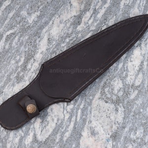 Handgjort läderöverdrag för medeltida handsmidd spjutspets.