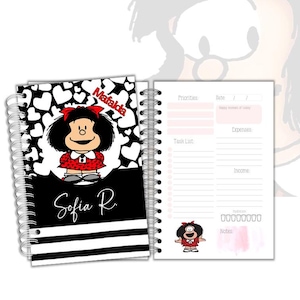 Puede incluir: Una libreta de espiral en blanco y negro con un personaje de dibujos animados en la portada. El personaje es una niña con cabello rojo y un vestido rojo. El texto "Mafalda" y "Sofia R." están en la portada. La libreta tiene una sección para prioridades, una lista de tareas, gastos, ingresos y notas.