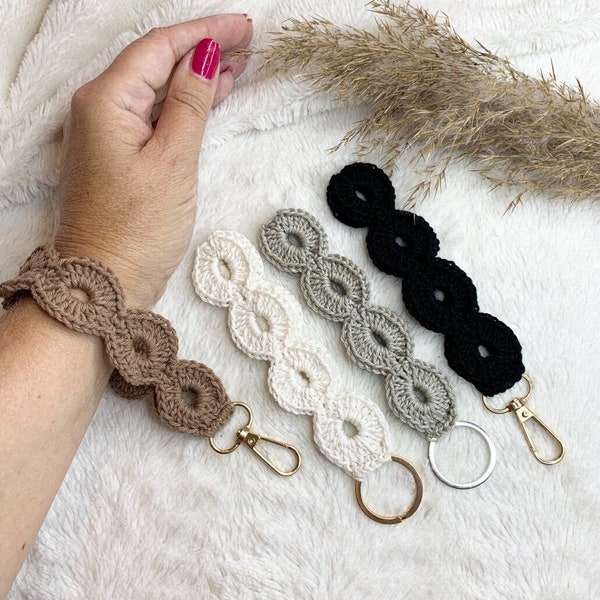 Crochet pattern Wristlet, Keychain Rose, English (US Terms) & Swedish