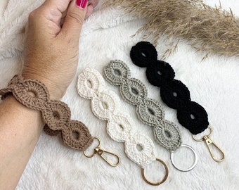 Crochet pattern Wristlet, Keychain, accessory, bag charm Rose