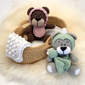 Crochet pattern  Lovely Baby Bears in a basket, English US Terms & Swedish, Virkmönster med virkade Supergulliga Babynallar i korg