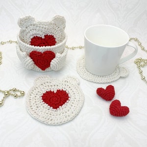 Modèle au crochet Heart Bear Coasters with Basket, termes anglais américains et suédois, Virkmönster Underlägg Nalle med Hjärta och korg