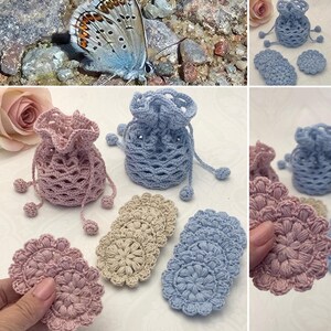 Puede incluir: Conjunto de bolsas de cord&oacute;n y posavasos redondos de ganchillo en rosa, azul y beige. Las bolsas tienen un delicado patr&oacute;n de encaje y est&aacute;n adornadas con peque&ntilde;os pompones. Los posavasos tambi&eacute;n est&aacute;n hechos a ganchillo y presentan un dise&ntilde;o floral.