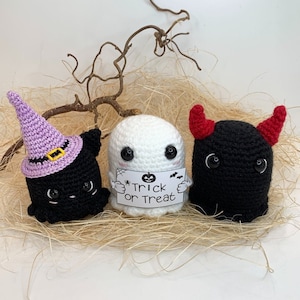 Crochet pattern Halloween Trio with cute ghosts and cat with printable message, English US Terms & Swedish