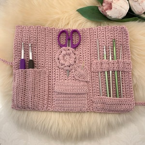 Puede incluir: Un estuche enrollable de crochet rosa con m&uacute;ltiples bolsillos para guardar ganchos de crochet y otros suministros. El estuche presenta un dise&ntilde;o floral y un peque&ntilde;o bolsillo para tijeras.
