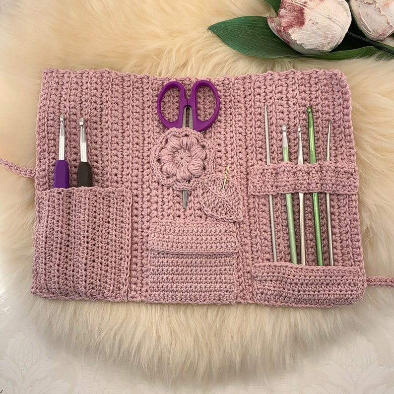 Puede incluir: Un estuche enrollable de crochet rosa con m&uacute;ltiples bolsillos para guardar ganchos de crochet y otros suministros. El estuche presenta un dise&ntilde;o floral y un peque&ntilde;o bolsillo para tijeras.