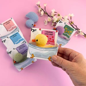 超かわいい、縫わないゴム製アヒルのかぎ針編みパターン + 印刷可能なホルダー（15種類）