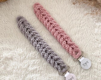 Crochet pattern pacifier holder Flora, English US terms & Swedish