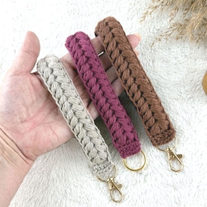 Crochet pattern Wristlet Iris, English US Terms & Swedish
