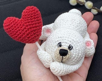 Crochet pattern adorable Valentines Bear holding your heart, English US Terms, Français & Swedish