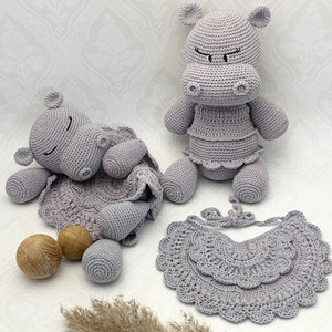 Crochet pattern giftset Hippo, comforter blanket, Pacifier holder and bib, English US terms & Swedish, mönster virkat Gåvoset med Flodhäst
