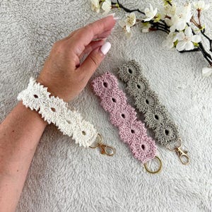 Crochet pattern Wristlet, Aster, Keychain English (US Terms) & Swedish