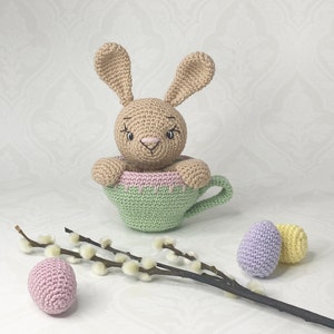 Crochet pattern adorable Bunny in a Tea Cup, English US Terms & Swedish, Supergullig Kanin i kopp
