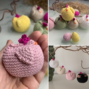 Può includere: Una collezione di pulcini all'uncinetto in vari colori, tra cui rosa, giallo, verde e bianco. Alcuni pulcini sono appesi a un ramo, mentre altri sono seduti su un tavolo. I pulcini sono tutti fatti a mano e hanno un aspetto carino e fantasioso.