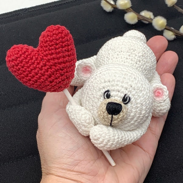 Crochet pattern adorable Valentines Bear holding your heart, English US Terms, Français & Swedish