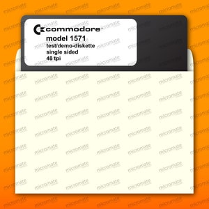 Può includere: Un'etichetta di dischetto Commodore 1571 in bianco e nero con il testo "commodore model 1571 test/demo-diskette single sided 48 tpi" stampato su di essa.