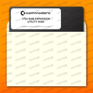 Può includere: Un floppy disk nero e bianco Commodore 1764 RAM Expansion Utility Disk. Il disco è etichettato con il testo "Commodore 1764 RAM Expansion Utility Disk" e "Copyright 1986 Commodore Electronics Limited".