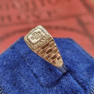 Vintage 9ct Gold Millenium Mark 2000 Cross Signet Ring image 3