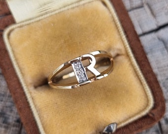 Bague vintage R en or jaune 9 carats avec détail en or blanc et diamant