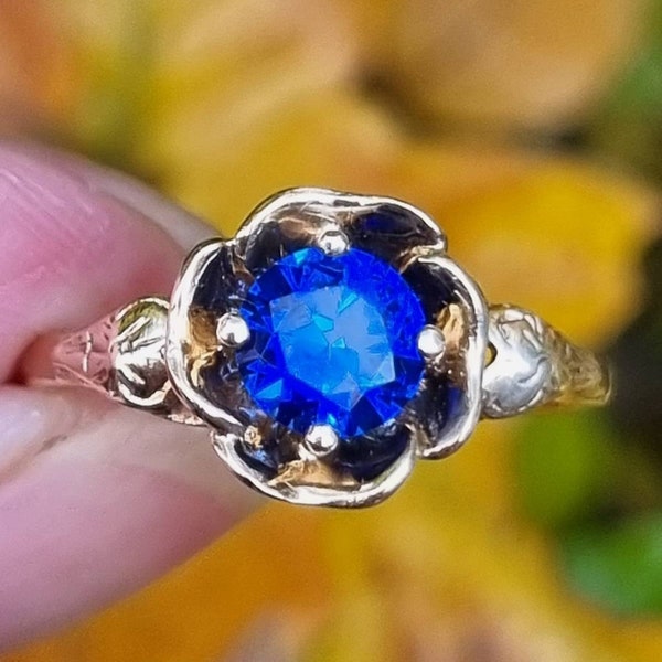 Stunning Vintage 9ct Yellow Gold Solitaire Blue Stone tests as Sapphire Flower Setting Ring Heart Detailed Sholders