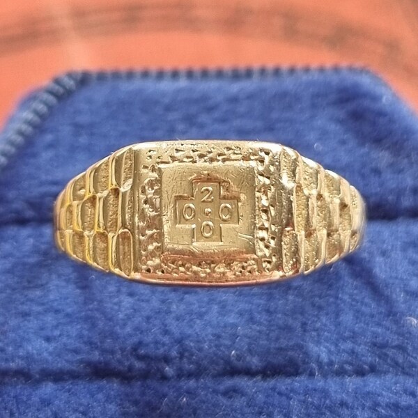 Vintage 9ct Gold Millenium Mark 2000 Cross Signet Ring