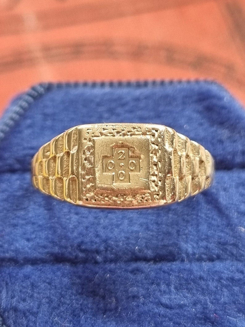 Vintage 9ct Gold Millenium Mark 2000 Cross Signet Ring image 1