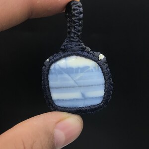 Ciondolo in macramè con opale blu, gioiello in pietra naturale, cabochon unico con gemma antica avvolta in filo, 50 carati, 27x30x9 mm.