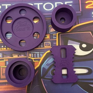 Puede incluir: Un juego de tres tazas de cerámica con acabado mate moteado. Las tazas son de color crema, gris claro y gris oscuro. Cada taza tiene un diseño simple y minimalista.