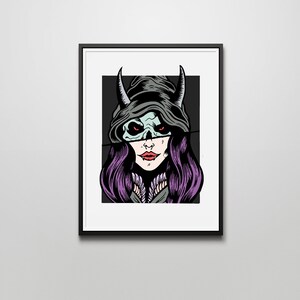 Puede incluir: Una ilustración en blanco y negro de una mujer con cabello morado y cuernos, usando una capa con capucha. Sus ojos son rojos y su boca está abierta en una sonrisa. El fondo es negro.