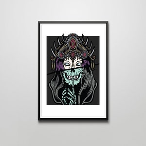 Puede incluir: Una ilustración en blanco y negro de una mujer con una corona y una máscara de calavera. Sus ojos están abiertos y ella se está llevando un dedo a los labios, como para decir "shhh".