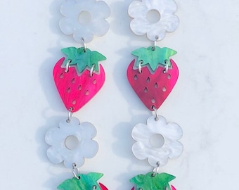 Boucles d'oreilles pendantes aux fraises Boucles d'oreilles en acrylique Boucles d'oreilles lustre Boucles d'oreilles pendantes Boucles d'oreilles natives Boucles d'oreilles florales aux fraises