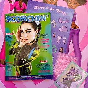 Peut inclure: Une couverture de magazine avec un fond vert et noir mettant en scène une femme aux cheveux et au maquillage foncés. Le magazine s'intitule "Scorchin'" et propose un poster gratuit avec des illustrations de Yingyang Arts. La couverture comprend également un pack d'autocollants, des styles de célébrités, des interviews exclusives et des conseils de mode Scorchin'.