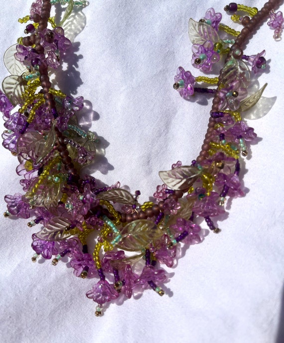 Vintage molded plastic flower and leaves necklace… - image 4
