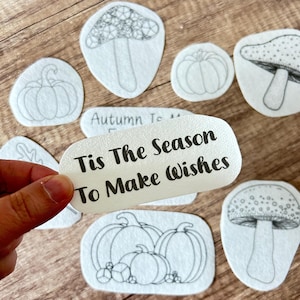 Peut inclure: Un ensemble d'appliques en feutre sur le thème de l'automne, comprenant des champignons, des citrouilles et le texte "Tis The Season To Make Wishes".