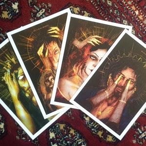 Op de afbeelding: Vier kunstprints met een donkere achtergrond en gouden accenten. Elke print toont een persoon met hun handen die hun ogen bedekken, met lange, scherpe, gouden klauwen. De prints hebben een gotische en mysterieuze esthetiek.