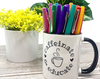 Tasse à café Caffeinate & Educate Teacher - Intérieur coloré | cadeau d'enseignant, tasse à café pour les enseignants, tasse à café colorée