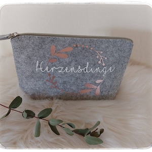 Kosmetiktasche Filz Tasche Geschenk personalisiert Herzensdinge personalisiertes Geschenk Schminktasche