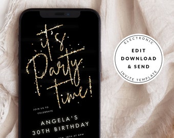Può includere: Un invito digitale nero e dorato con il testo "It's Party Time!" e i dettagli per la festa di compleanno di Angela per i suoi 30 anni. L'invito è progettato per essere modificato e inviato elettronicamente.