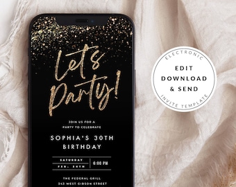 Può includere: Un invito digitale nero e dorato con glitter dorati. Il testo recita "Let's Party!" e include i dettagli per la festa di compleanno di Sophia per il suo 30° compleanno. L'invito è progettato per assomigliare allo schermo di uno smartphone.