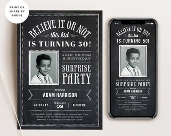 Può includere: Invito a una festa di compleanno in stile lavagna in bianco e nero con una foto di un bambino. L'invito recita "Credi o non credi, questo ragazzo compie 50 anni!" e include la data, l'ora e il luogo della festa.