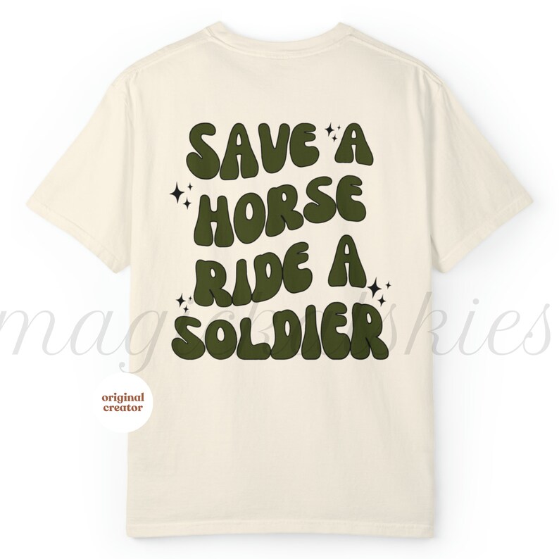 Back of shirt that says save a horse ride a solider in army green retro front outlined in black. Black stars in groups of 3 in various sizes in 4 random spots around words. For army girlfriends, army wives, and military spouses.