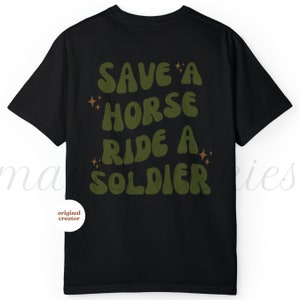 Back of shirt that says save a horse ride a solider in army green retro front outlined in black. Black stars in groups of 3 in various sizes in 4 random spots around words. For army girlfriends, army wives, and military spouses.