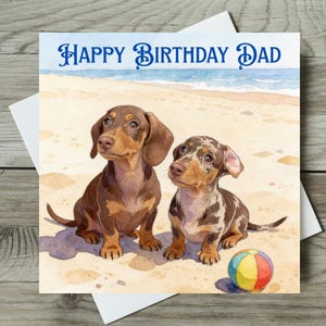 Könnte beinhalten: Geburtstagskarte mit der Aufschrift "HAPPY BIRTHDAY DAD" über einer Illustration von zwei Dackeln am Strand. Ein Hund ist braun, der andere braun und weiß. Ein bunter Ball liegt im Sand.